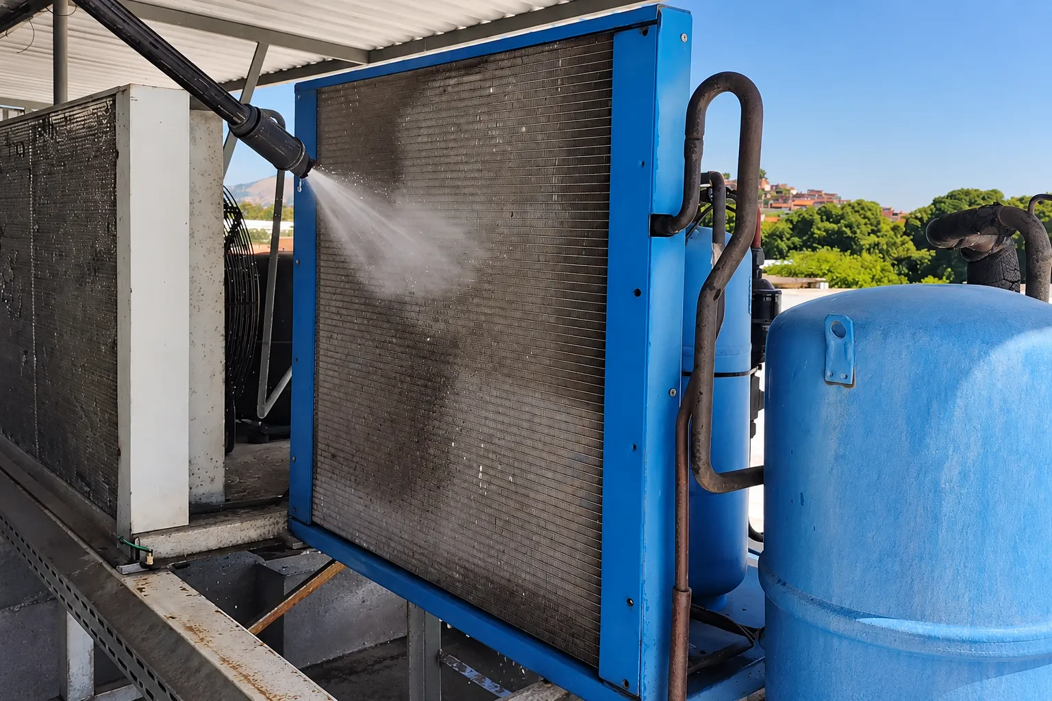 Limpeza de condensador de equipamento de refrigeração comercial.